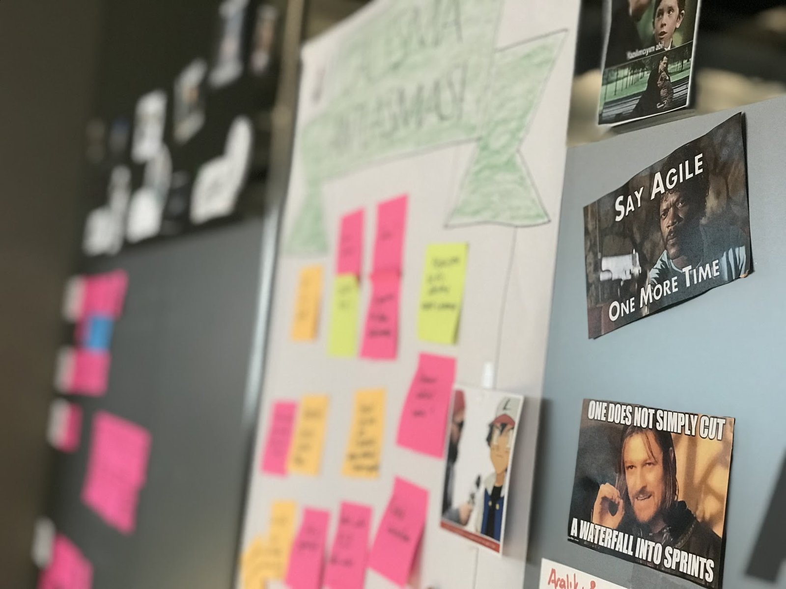 Duvarda bazı post-it'ler var.