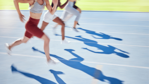 Bazı sporcular koşuyor. Foroğraf scrum sprint kavramını simgeliyor.