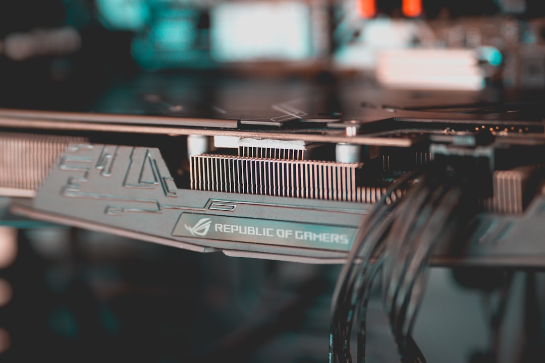 Närbild av GPU- och serverkomponenter på en arbetsbänk