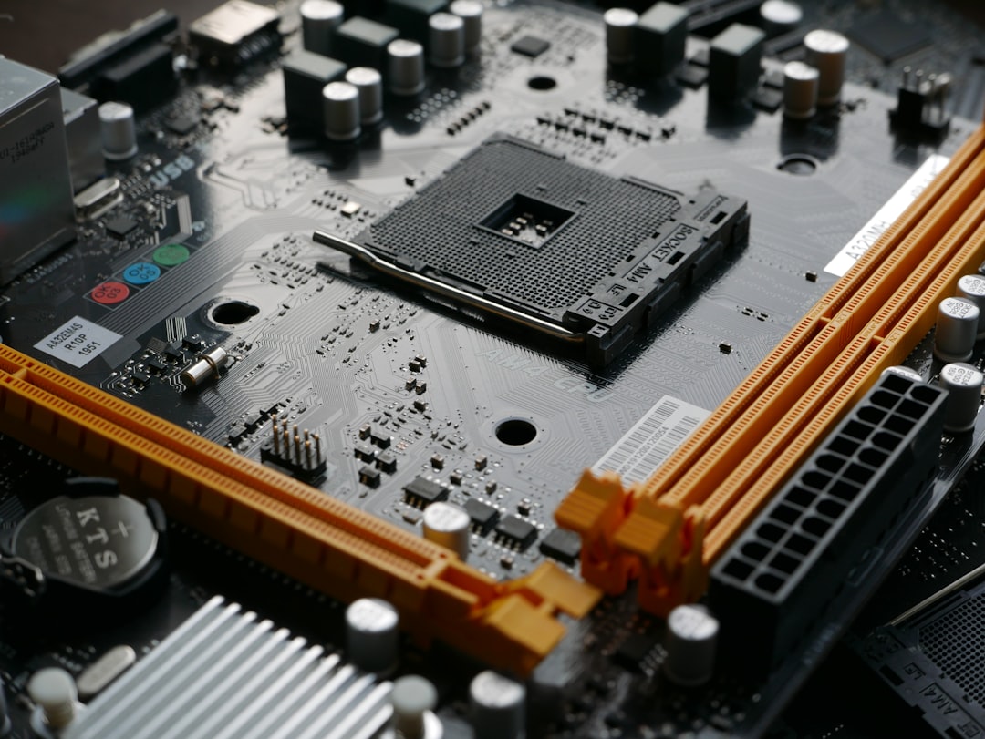 Närbild av ett moderkort med ett CPU-chip