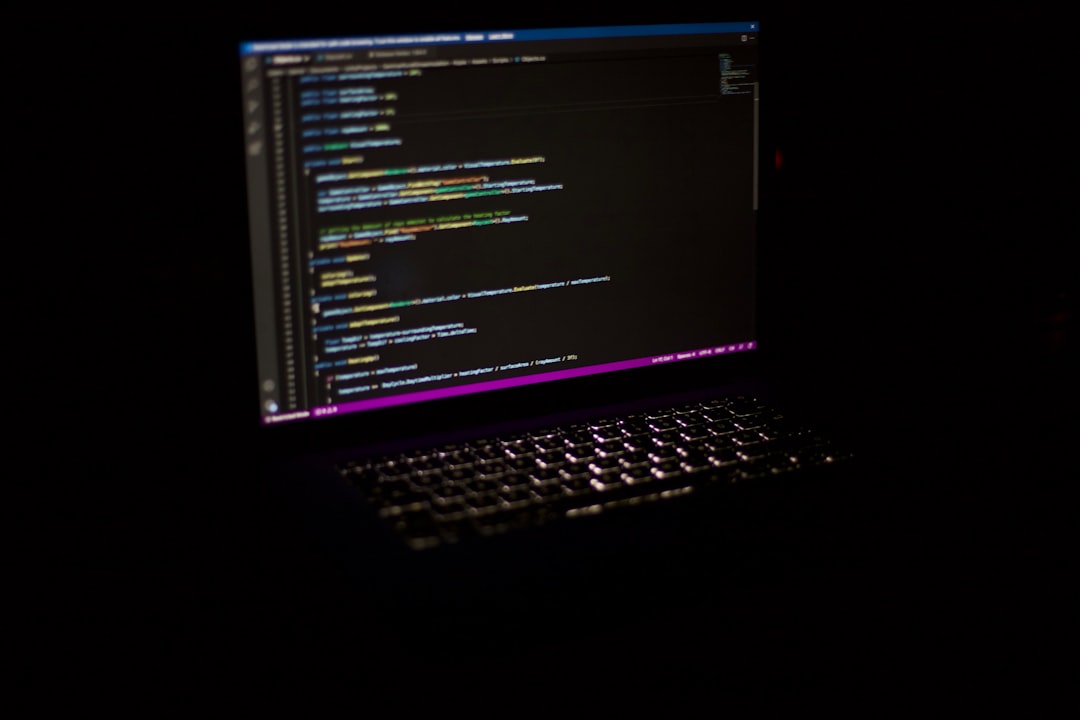 Bärbar dator på ett skrivbord som visar en dataarbetsyta