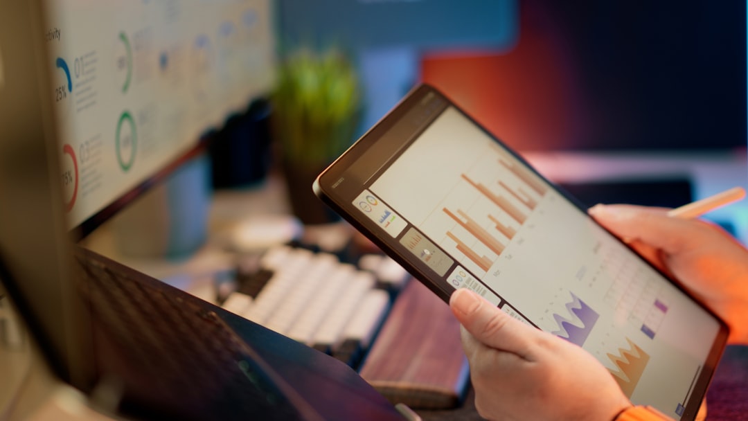Dataanalys-dashboard visad på en surfplatta i en modern arbetsyta