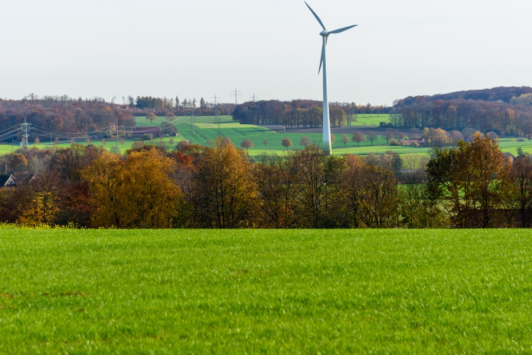 Modernt energieffektivt serverrum med grön belysning och optimerade kylsystem