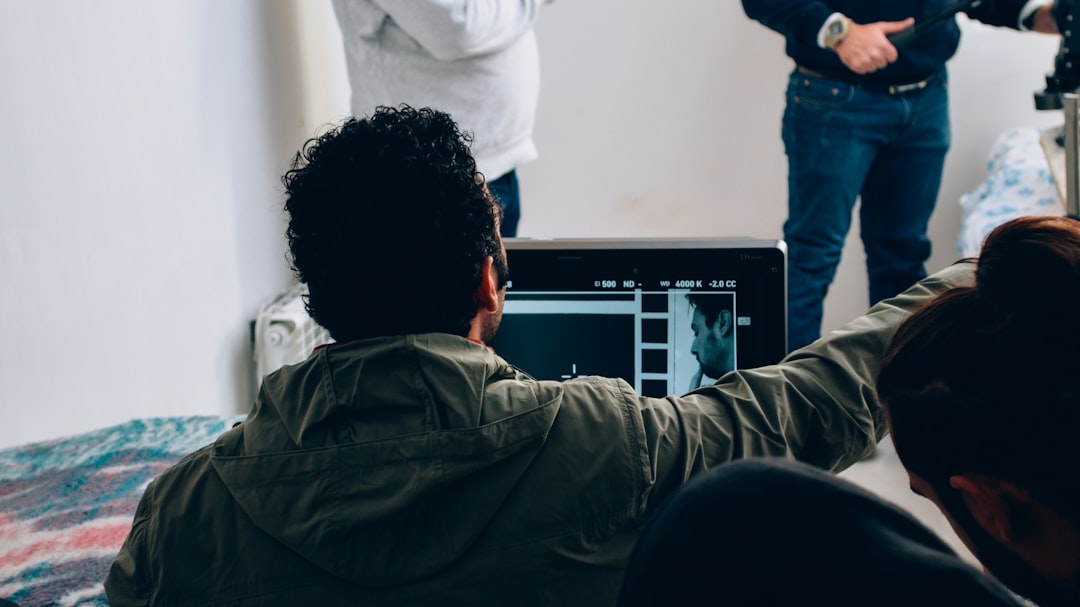 Professionell som arbetar vid en datorstation i modern kontorsmiljo