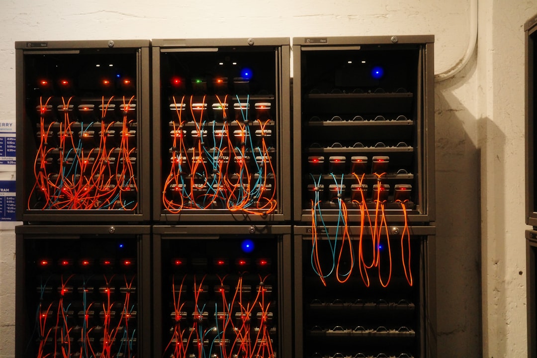 Nätverksservrar som är hopkopplade med kablar i ett datacenter