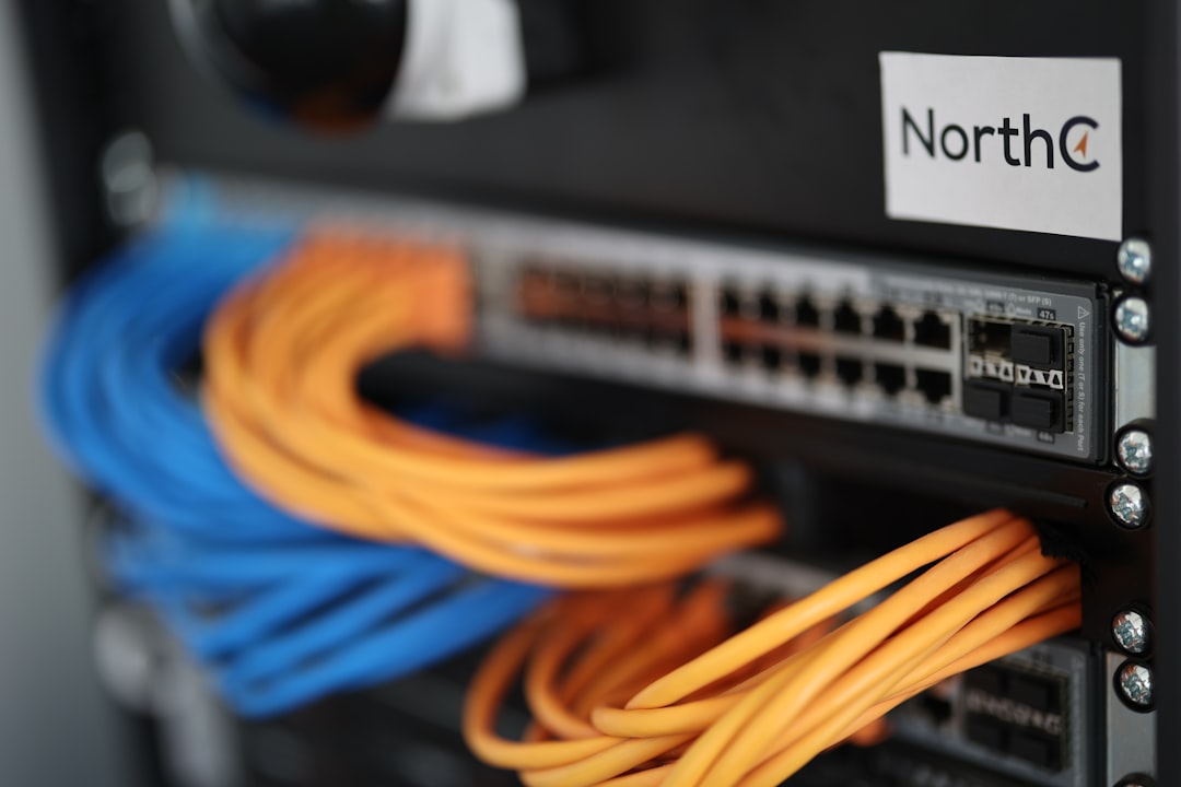 Närbild av en nätverksswitch i teknisk infrastruktur