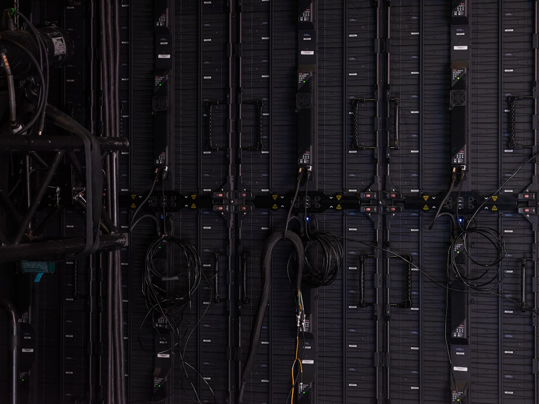 Närbild av serverinfrastruktur som representerar systematisk modellutvärdering