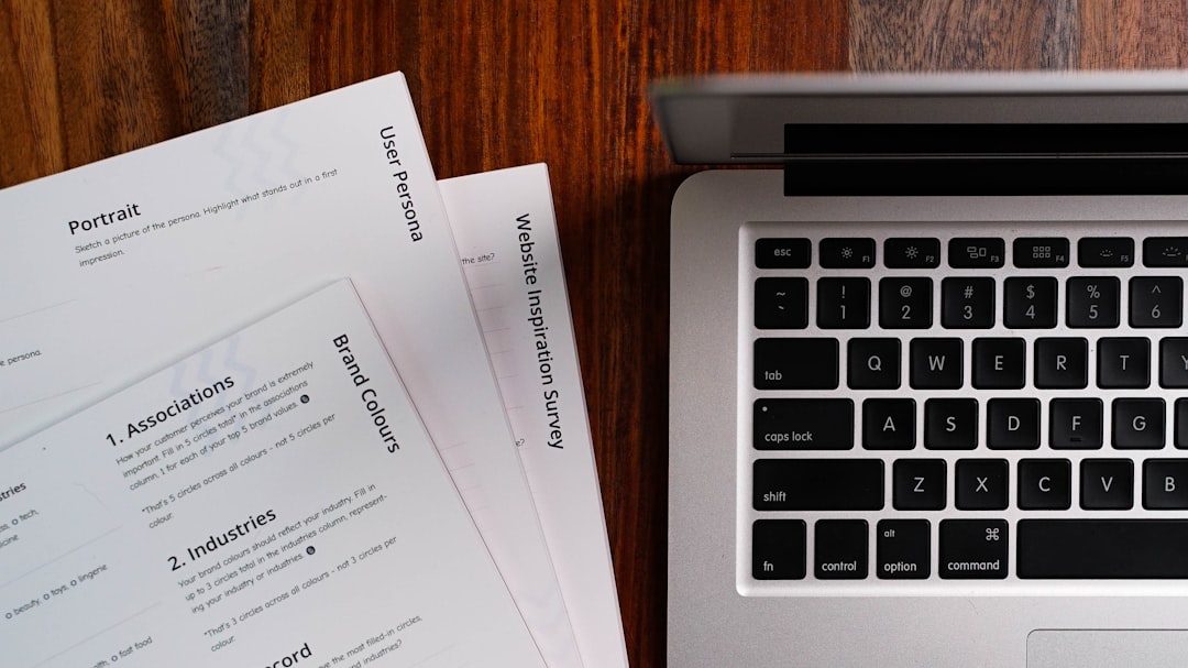 Organiserad arbetsplats med dokument, laptop och anteckningsblock som representerar en strukturerad bedömnings- och planeringsprocess för AI-beredskap
