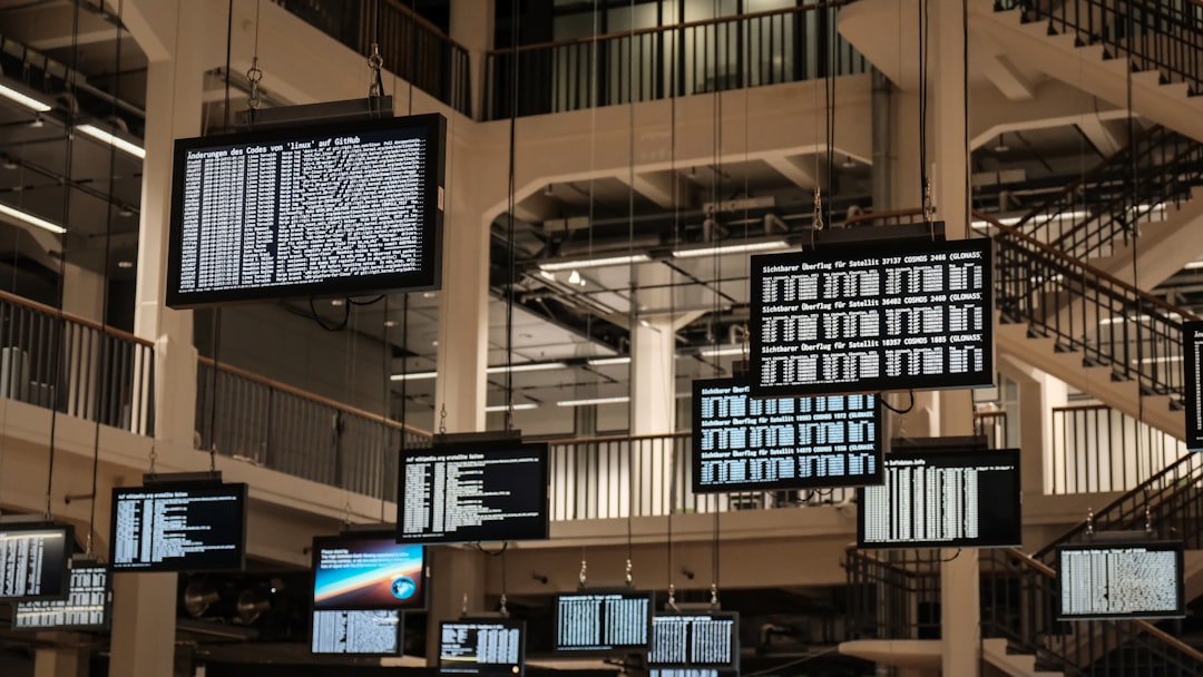 Övervakningsskärmar i ett datacenter som representerar operativ beredskap