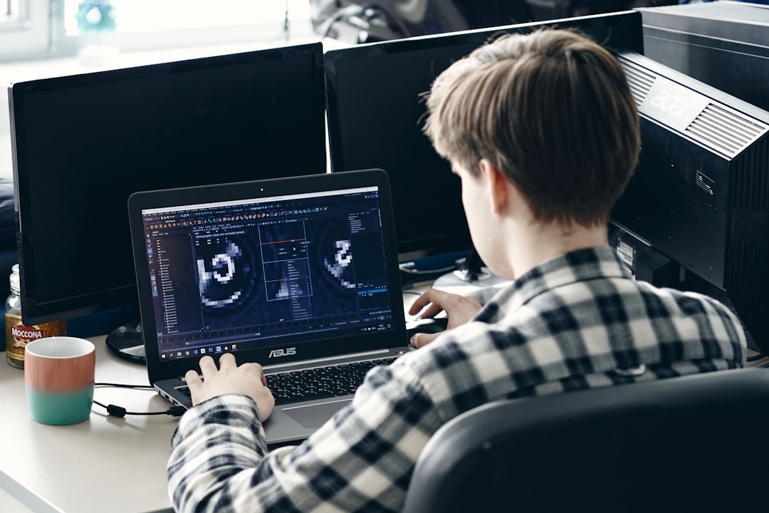 En professionell person som arbetar med teknik och representerar mötet mellan reglering och AI