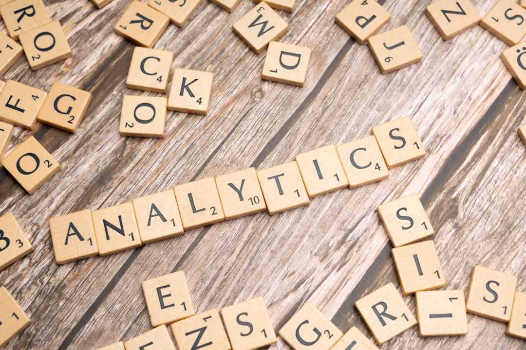 Bokstavsbrickor som stavar ordet statistik på en träyta representerar dataanalys