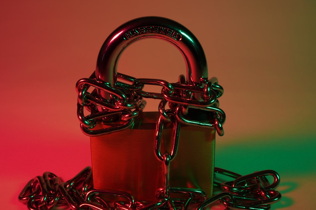 Ett rött hänglås på en metallkedja som symboliserar digital säkerhet