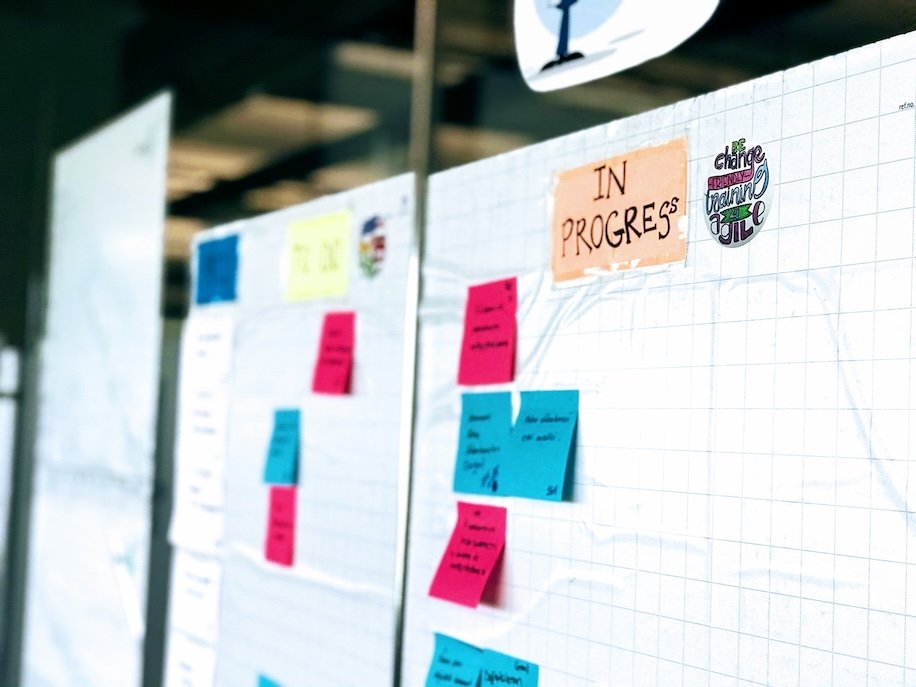 Bir scrum takımının board'u. Bizim danışmanlık verdiğimiz gerçek bir Scrum takı board'da değişime karşılık vermek ile ilgili bir etiket yapıstırmış.
